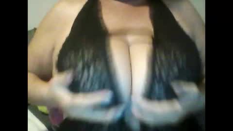Snapshot of perlita070822 chatting on April 17, 2:25 am perlita070822 online show from April 17, 2:25 am