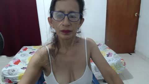 Snapshot of pervert_milf4uu_4 chatting on September 26, 2:59 am luz online show from September 26, 2:59 am