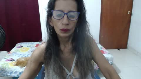 Snapshot of pervert_milf4uu_4 chatting on October 5, 4:55 am luz online show from October 5, 4:55 am