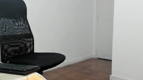 Snapshot of peter_x_annaud chatting on October 1, 11:33 pm FELIPE online show from October 1, 11:33 pm