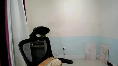 Snapshot of petite_angelxxx chatting on June 25, 5:12 am petite_angelxxx online show from June 25, 5:12 am