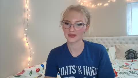 Snapshot of petite_cupcake chatting on November 18, 5:28 pm Little cupcake online show from November 18, 5:28 pm