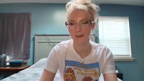 Snapshot of petite_cupcake chatting on March 24, 6:46 pm Little cupcake online show from March 24, 6:46 pm