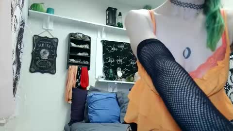 Snapshot of petite_emeri chatting on October 31, 5:19 am Emeri online show from October 31, 5:19 am