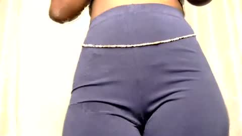 Snapshot of petite_freakette chatting on June 19, 9:29 pm Moon online show from June 19, 9:29 pm