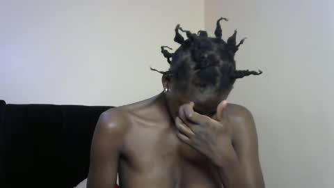 Snapshot of petite_lavi2 chatting on February 9, 2:40 pm petite_lavi2 online show from February 9, 2:40 pm