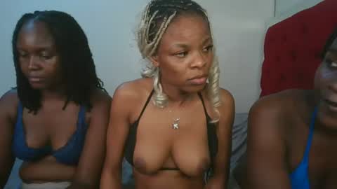 Snapshot of petite_luxe1 chatting on June 23, 12:58 pm Luxe online show from June 23, 12:58 pm