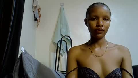petite_melinda online show from June 20, 4:21 pm