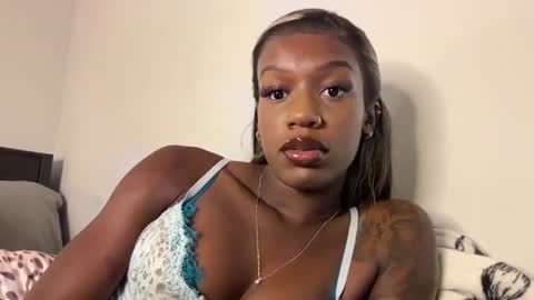 Snapshot of petiteebonymommy chatting on June 16, 2:25 am desthebestx online show from June 16, 2:25 am