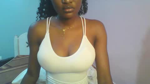 Snapshot of petiteediva chatting on June 7, 2:48 am diva online show from June 7, 2:48 am