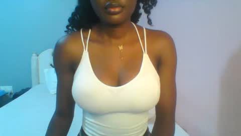 Snapshot of petiteediva chatting on June 13, 2:42 am diva online show from June 13, 2:42 am