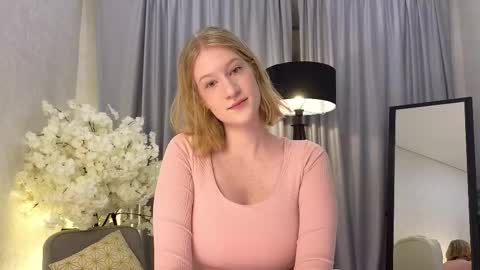 Snapshot of petitelz chatting on November 12, 6:19 pm Elza online show from November 12, 6:19 pm