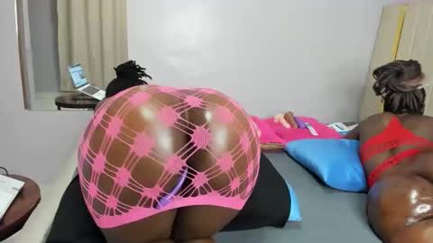 Snapshot of petitiana chatting on March 19, 3:32 am Cayennee online show from March 19, 3:32 am