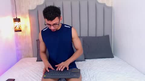 Milo online show from May 26, 2:07 am