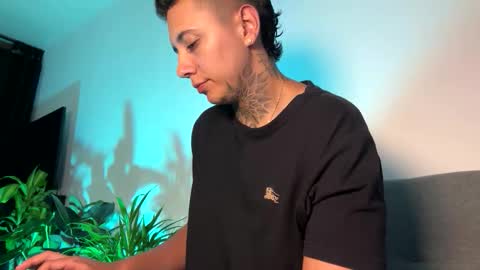 Snapshot of phillip_brownn chatting on March 27, 9:03 pm PHILLIP online show from March 27, 9:03 pm