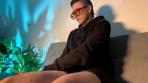 Snapshot of phillip_brownn chatting on April 14, 12:22 pm PHILLIP online show from April 14, 12:22 pm