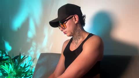 Snapshot of phillip_brownn chatting on April 23, 10:45 pm PHILLIP online show from April 23, 10:45 pm
