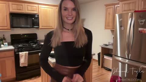 Snapshot of phoenix_taylor chatting on February 6, 3:33 am PHOENIX TAYLOR online show from February 6, 3:33 am