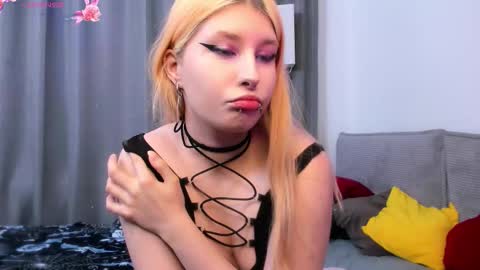 Snapshot of phoenixvale chatting on November 30, 3:38 pm Phoenixvale Pls follow me online show from November 30, 3:38 pm