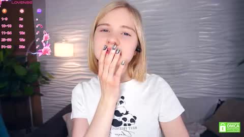 Snapshot of phyllisearney chatting on November 29, 4:15 am Hann G. Jones online show from November 29, 4:15 am