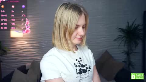 Snapshot of phyllisearney chatting on December 18, 4:18 am Hann G. Jones online show from December 18, 4:18 am