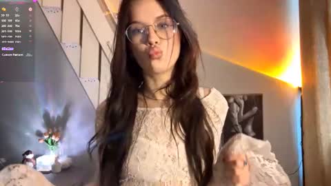 Mia online show from June 17, 8:06 am