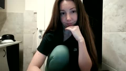 Snapshot of pieceofmoon chatting on January 18, 8:56 pm Moonie online show from January 18, 8:56 pm