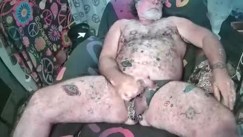 Snapshot of piercecox13 chatting on April 1, 9:32 am piercecox13 online show from April 1, 9:32 am