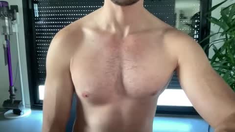 Snapshot of pierre81000 chatting on November 22, 3:11 pm pierre81000 online show from November 22, 3:11 pm