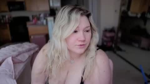 Snapshot of piggyrose chatting on March 8, 5:39 pm Piggy Rose online show from March 8, 5:39 pm