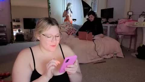 Snapshot of piggyrose chatting on April 4, 3:05 am Piggy Rose online show from April 4, 3:05 am