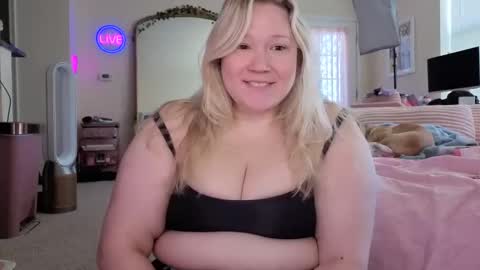 Snapshot of piggyrose chatting on April 18, 4:55 pm Piggy Rose online show from April 18, 4:55 pm