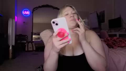 Snapshot of piggyrose chatting on April 30, 1:01 am Piggy Rose online show from April 30, 1:01 am