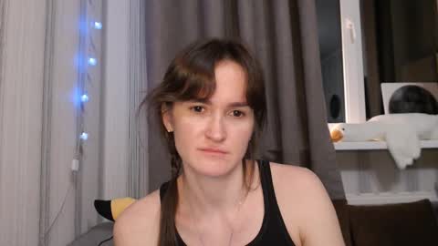 Snapshot of pineapple__mood chatting on December 19, 7:07 pm online show from December 19, 7:07 pm