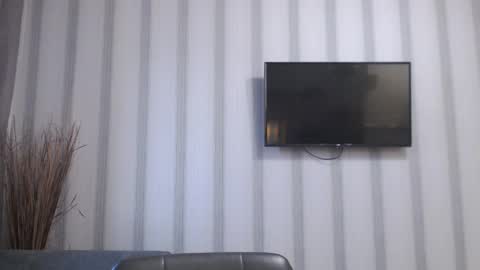 Snapshot of pineapple__mood chatting on January 5, 5:09 am online show from January 5, 5:09 am