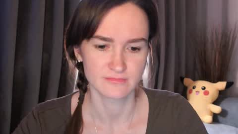 Snapshot of pineapple__mood chatting on January 13, 6:06 am online show from January 13, 6:06 am