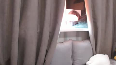 Snapshot of pineapple__mood chatting on January 16, 8:14 pm online show from January 16, 8:14 pm