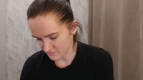 Snapshot of pineapple__mood chatting on January 29, 5:45 pm online show from January 29, 5:45 pm