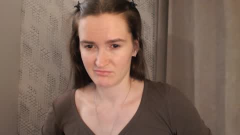 Snapshot of pineapple__mood chatting on February 1, 8:37 pm online show from February 1, 8:37 pm
