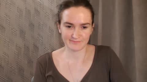 Snapshot of pineapple__mood chatting on February 9, 8:02 pm online show from February 9, 8:02 pm