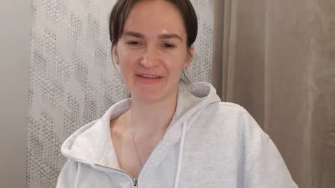 Snapshot of pineapple__mood chatting on February 22, 5:35 pm online show from February 22, 5:35 pm