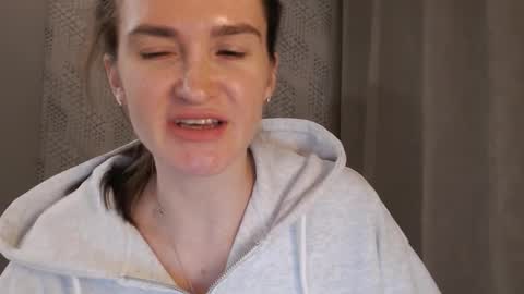 Snapshot of pineapple__mood chatting on February 23, 5:18 pm online show from February 23, 5:18 pm