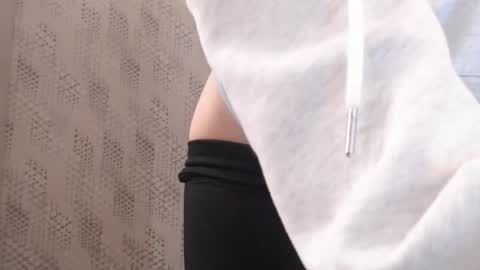 Snapshot of pineapple__mood chatting on February 23, 8:22 pm online show from February 23, 8:22 pm