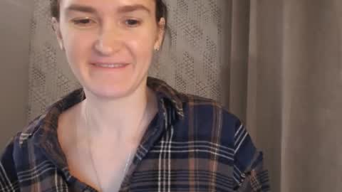 Snapshot of pineapple__mood chatting on February 25, 5:47 pm online show from February 25, 5:47 pm