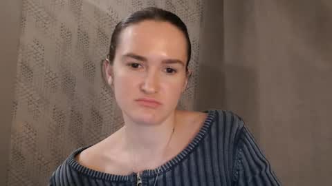 Snapshot of pineapple__mood chatting on March 1, 3:27 pm online show from March 1, 3:27 pm