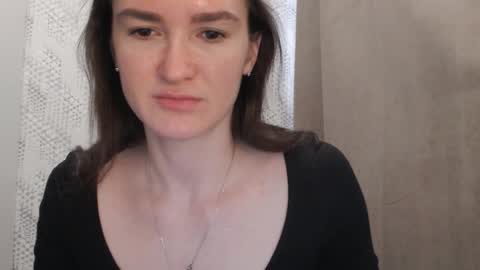Snapshot of pineapple__mood chatting on March 2, 5:44 am online show from March 2, 5:44 am
