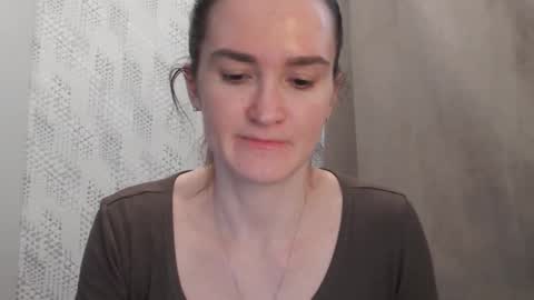 Snapshot of pineapple__mood chatting on March 6, 12:09 pm online show from March 6, 12:09 pm