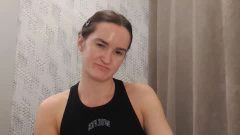 Snapshot of pineapple__mood chatting on March 7, 4:44 pm online show from March 7, 4:44 pm