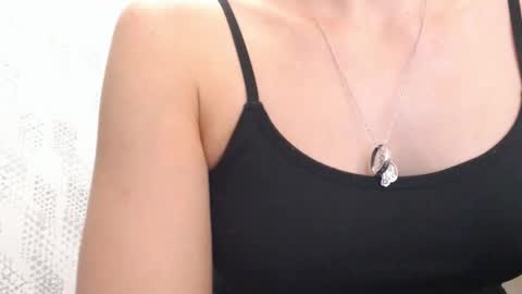 Snapshot of pineapple__mood chatting on March 12, 6:18 am online show from March 12, 6:18 am