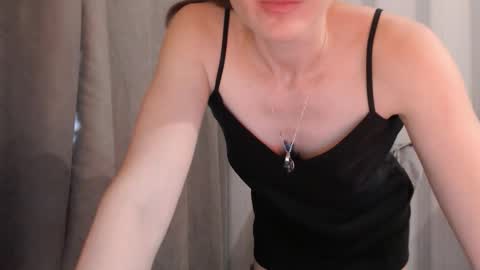 Snapshot of pineapple__mood chatting on September 12, 12:05 pm online show from September 12, 12:05 pm